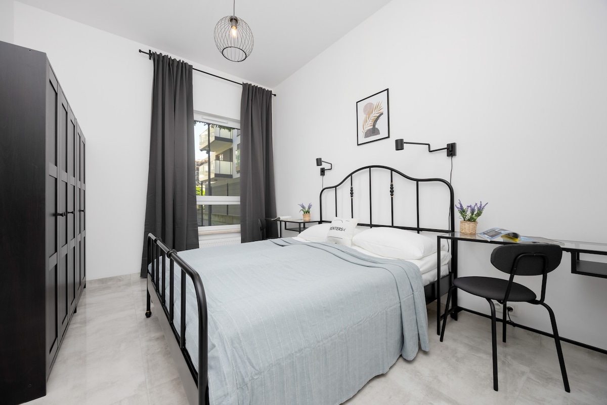 חדר השינה הנעים כולל מיטה זוגית מפוארת ואחסון בשפע.