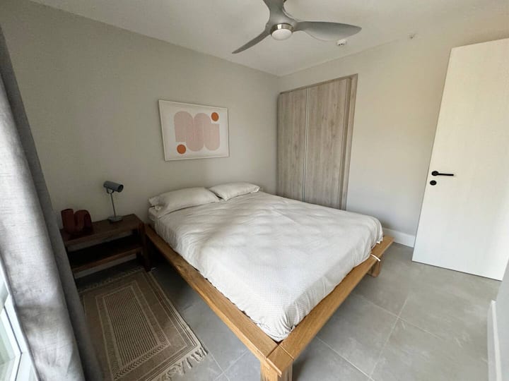 Спална соба за гости со брачен кревет (широк 150 - 179 см)