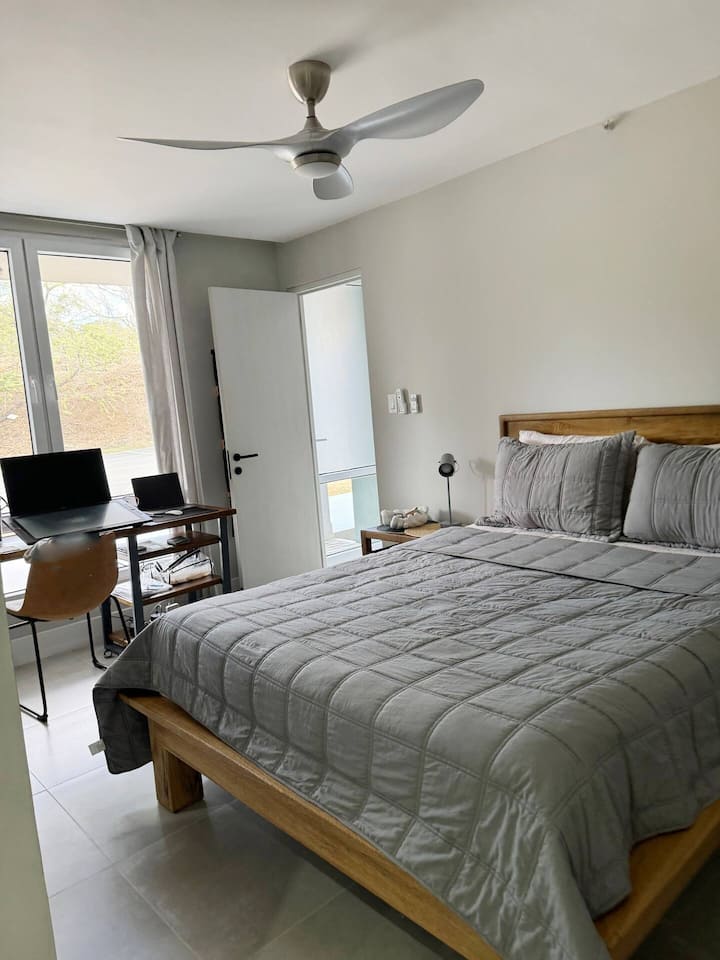 Брачен кревет (широк 150-179 см) во главната спална соба со бања и биро во апартманот