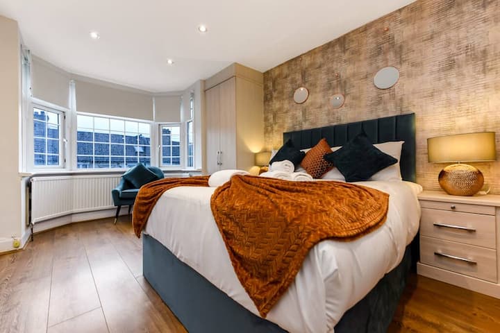 Un dormitorio acogedor con una cama cómoda, una ventana que permite la luz natural y un amplio armario para un almacenamiento conveniente. Perfecto para una estadía relajante.