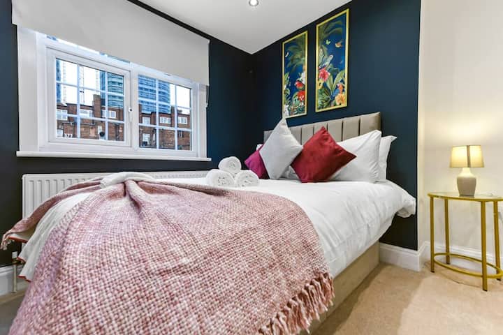 Un dormitorio acogedor con una cama cómoda, una ventana que permite la luz natural y un amplio armario para un almacenamiento conveniente. Perfecto para una estadía relajante.