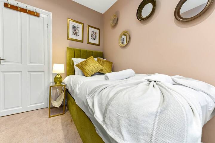 Un dormitorio acogedor con una cama cómoda, una ventana que permite la luz natural y un amplio armario para un almacenamiento conveniente. Perfecto para una estadía relajante.