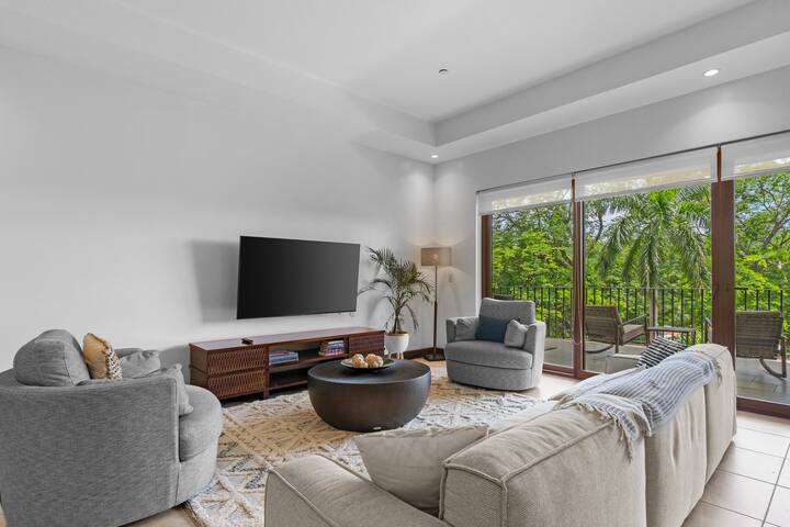 Spacious 3 Bedroom Condo - Walk to the Beach