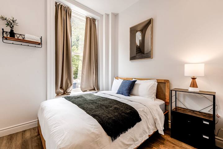 North House Historic Two Bedroom Facing Parliament gallery image 4