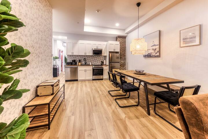 North House Bohemian Vieux Quebec Two Bedroom gallery image 5