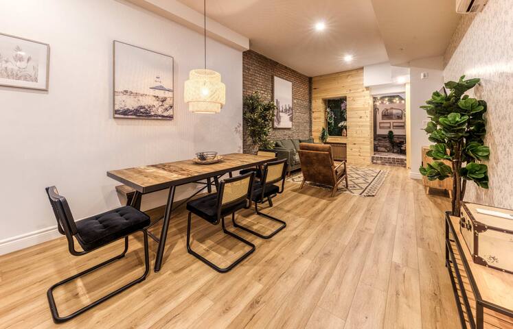 North House Bohemian Vieux Quebec Two Bedroom gallery image 3