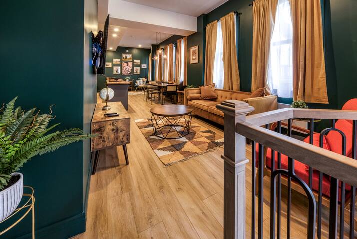 North House Majestic 3-Bedroom Designer Apartment gallery image 2