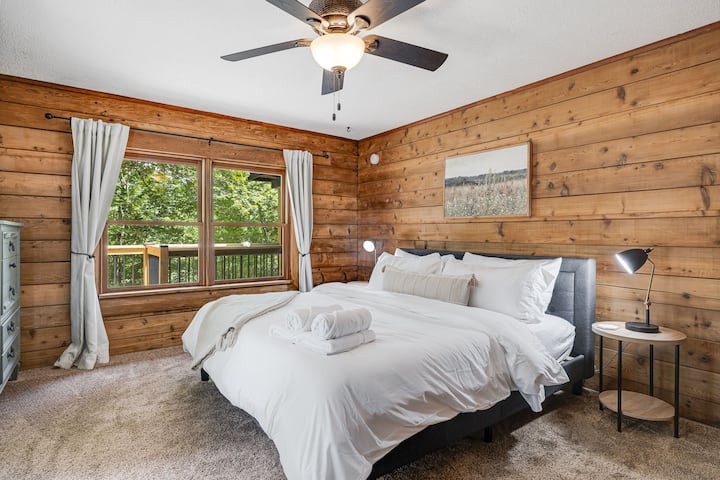 Hlavné poschodie - hlavný apartmán/spálňa jedna - veľká manželská posteľ