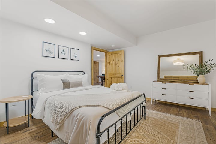 Nižšie poschodie - spálňa štyri - manželská posteľ