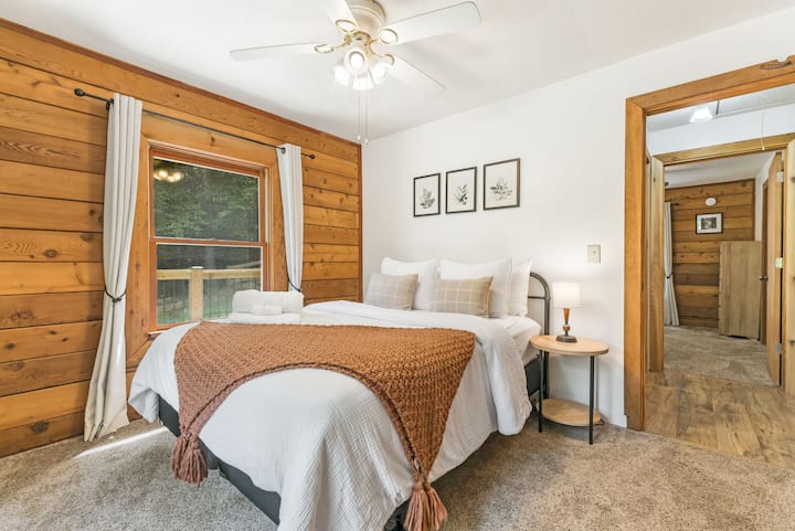 Hlavné poschodie - tri spálne - menšia manželská posteľ