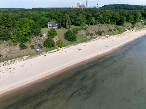 Lake MI Beachfront + Hot Tub