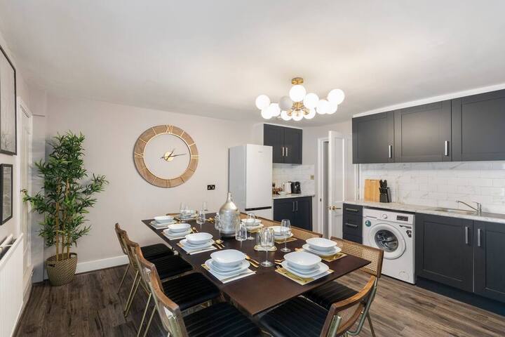 Serenity in the City: Best 5BR Home in Whitechapel gallery image 2