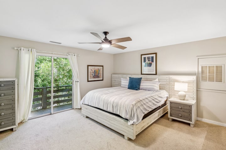 主套房4 ，三楼-加大双人床、阳台和独立全尺寸卫生间