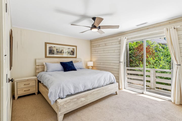 主套房1 ，三楼-加大双人床和
独立全尺寸卫生间