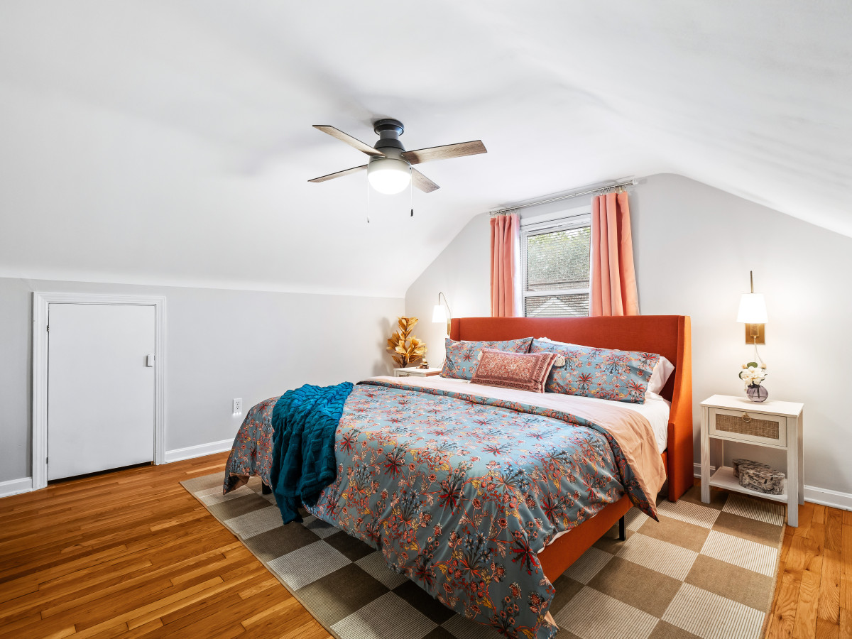 Възползвайте се от спокойствието на спокойствието в тази красиво проектирана спалня с двойно легло king size, което приканва възстановителен сън и дървени подове, които добавят топлина към помещението.  #BedroomBliss