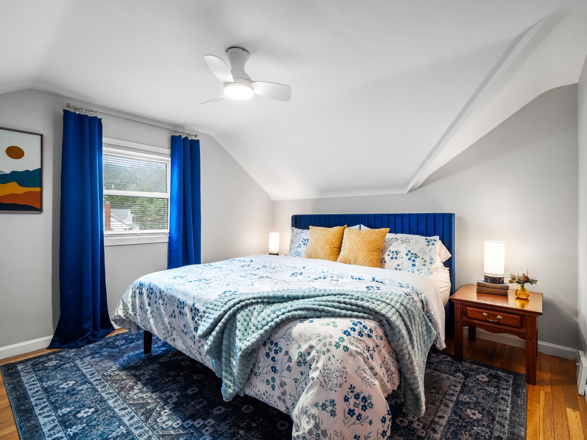 Открийте личното си място за отдих на втория етаж, където комфортът среща елегантността. Синият шалте добавя спокойствие към това привлекателно място. ✨ #HomeSweetHome