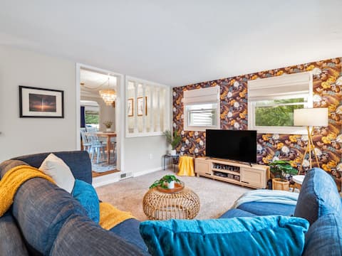 Euclid Escape: Poolside Bliss with Hot Tub