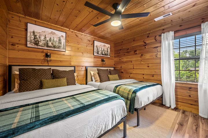 Bedroom 6 with 2 Queen Beds