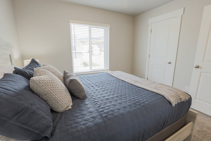 Ზემოთ საძინებელი 2 - დედოფალი, სძინავს 2