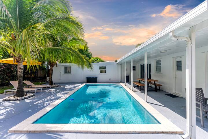 6 Bedroom Hollywood Pool Home gallery image 5