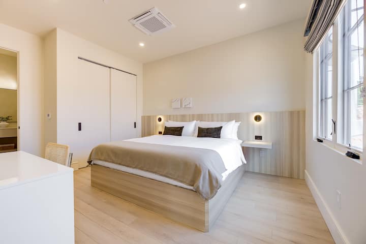 Tento priestor je vybavený inteligentnou televíziou Sony s plochou obrazovkou so streamovaním, obsadením a funkciou AirPlay, systémom kúrenia/klimatizácie Samsung pre optimálne pohodlie a diaľkovo ovládanými strešnými oknami, aby sa zabezpečila úplná tma v miestnosti vždy, keď je to žiaduce.