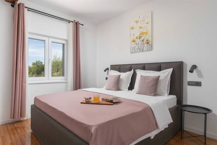 Cuatro dormitorios bien equipados, cada uno con una cómoda cama matrimonial de 180x200 cm y un baño privado con ducha.