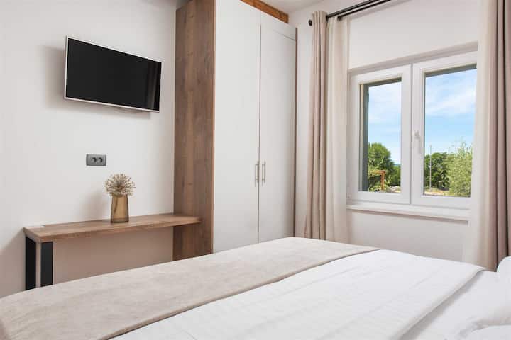 Cuatro dormitorios bien equipados, cada uno con una cómoda cama matrimonial de 180x200 cm y un baño privado con ducha.