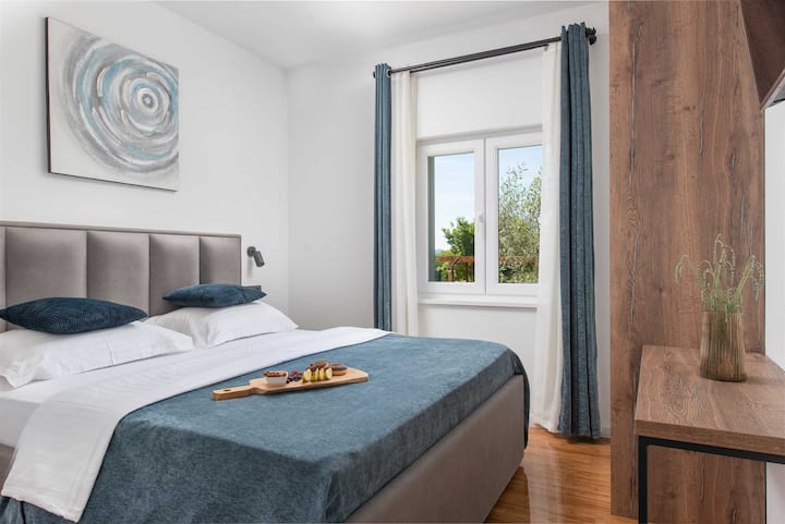 Cuatro dormitorios bien equipados, cada uno con una cómoda cama matrimonial de 180x200 cm y un baño privado con ducha.