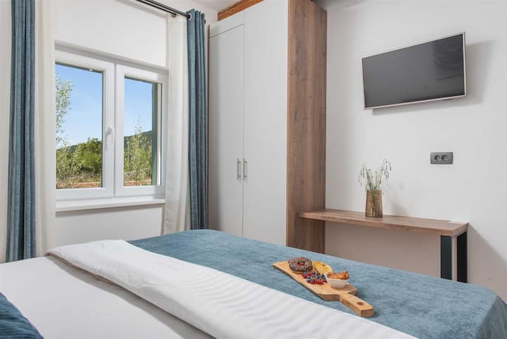 Cuatro dormitorios bien equipados, cada uno con una cómoda cama matrimonial de 180x200 cm y un baño privado con ducha.
