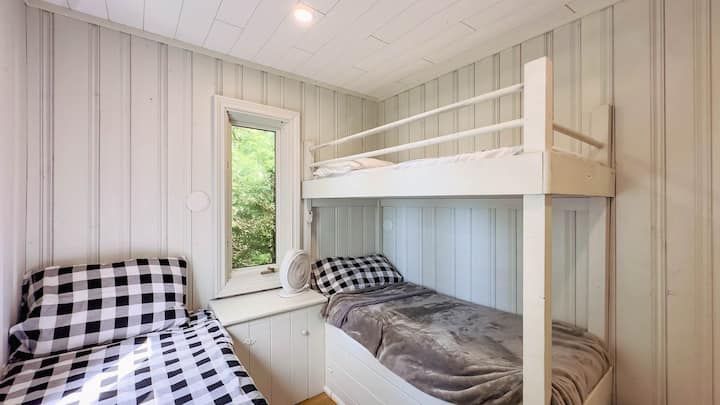 Slaapkamer #4 Eenpersoonsbed en nog een eenpersoonsbed (Opmerking: deelt een deur met slaapkamer 3)