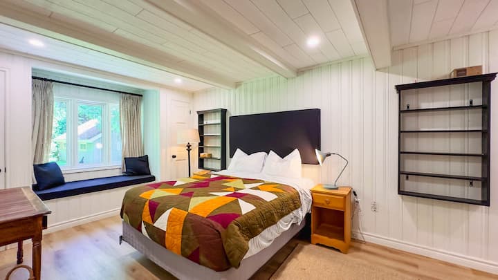 Eersteklas slaapkamer met queensize bed (let op: loop door BR2 om binnen te komen)