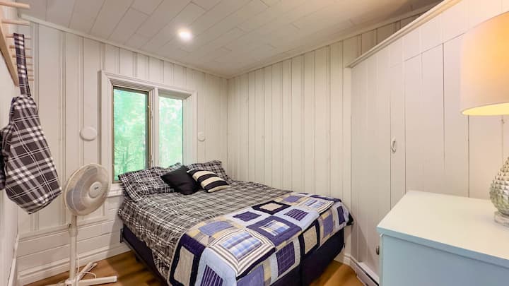 Slaapkamer #3 met tweepersoonsbed (Opmerking: deelt een deur met slaapkamer 4)