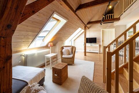 Lake view attic in historic villa | cent