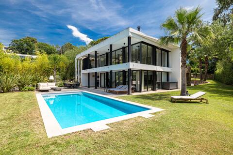 Unique Villa - Contemporary - Swimming pool - A/C