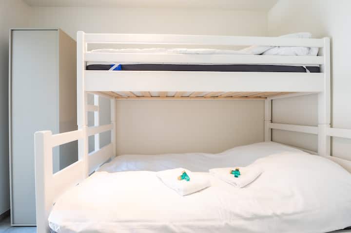 - Възхитителна двуетажна обстановка, идеална за деца или гости, предлагаща както комфорт, така и стил
- Ярко и приветливо, това място е идеално за спокойни нощи или игриви моменти
- Внимателно проектирани за баланс между уют и практичност