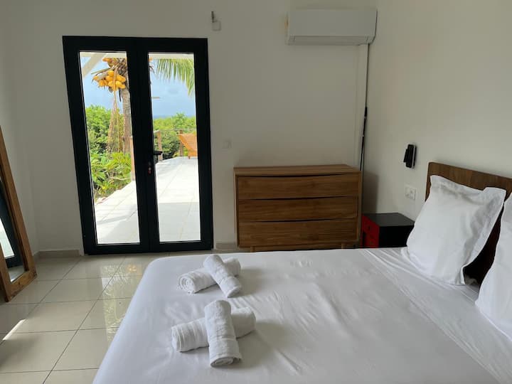 Spálňa 1: Hlavný apartmán s rozlohou 22 m ² s pracovným priestorom, priamym prístupom k bazénu a súkromnej bvainovej izbe