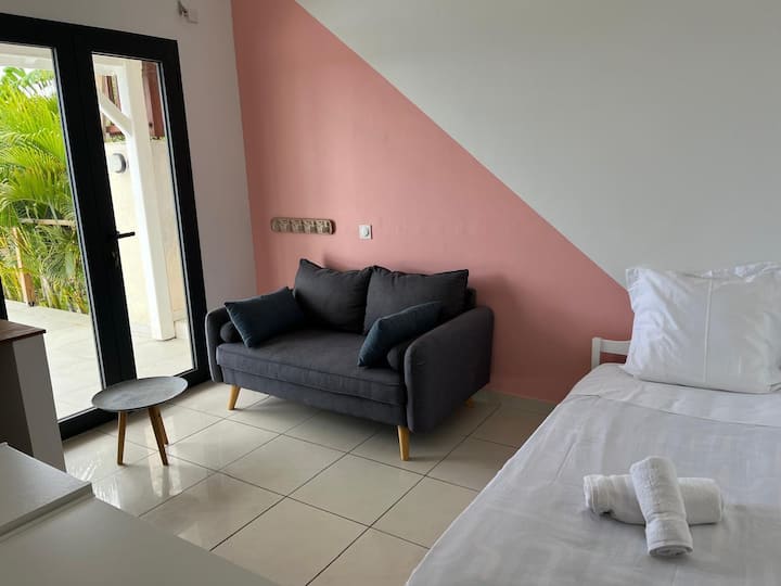 Spálňa 3 so samostatnou posteľou a pracovným priestorom s výhľadom na terasu pri bazéne