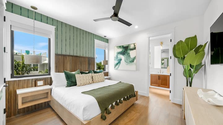 Bedroom 2 - King Bed - En Suite Bath