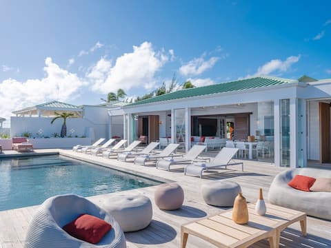 Luxury villa on the water, heated pool & full AC