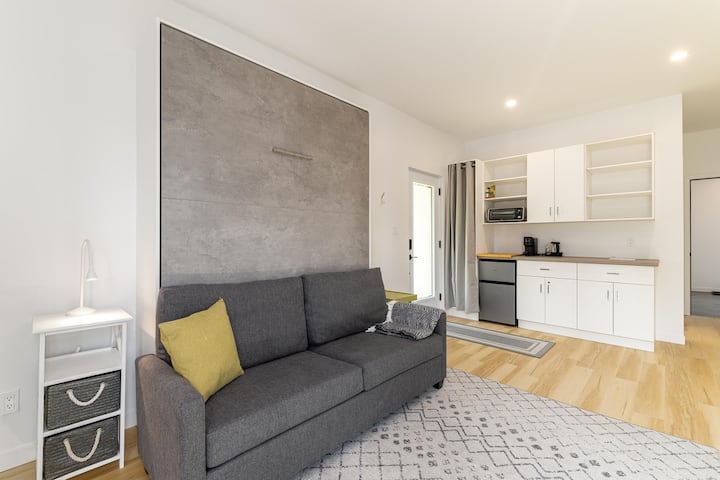 พื้นที่นั่งเล่นแบบเปิดโล่งกว้างขวางเหมาะสำหรับการสังสรรค์