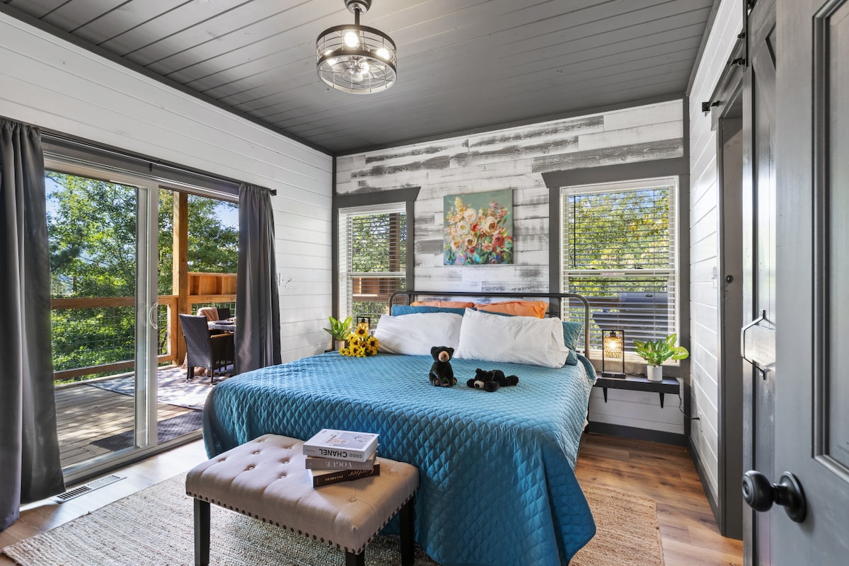 בבקתה הזו, יוקרה היא הכל - תיהנו משישה חדרי שינה מרווחים, כל אחד מעוצב לנוחות ופרטיות אולטימטיבית.