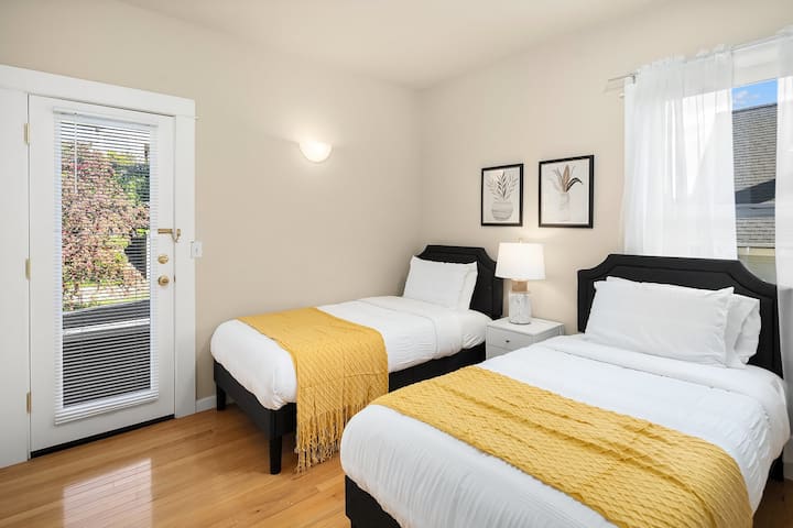 Uwezo anuwai hukutana na haiba katika chumba hiki cha kulala pacha, bora kwa marafiki au familia, kamili na ufikiaji wa nje