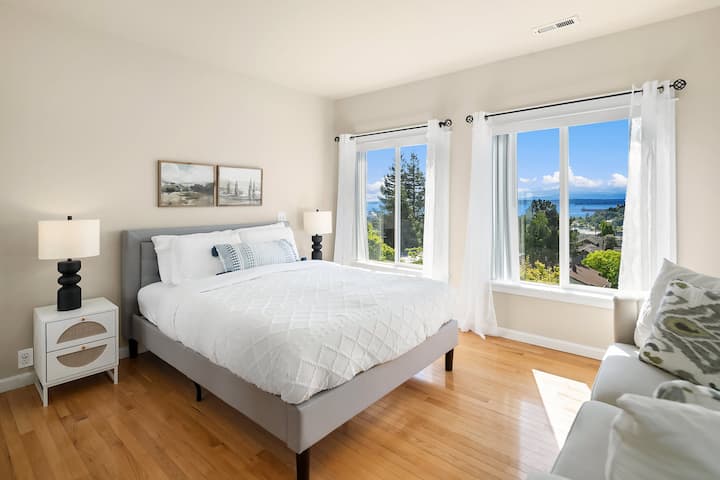 Amka upate mandhari ya kupendeza katika chumba cha kulala ambapo mandhari hukutana na anasa.