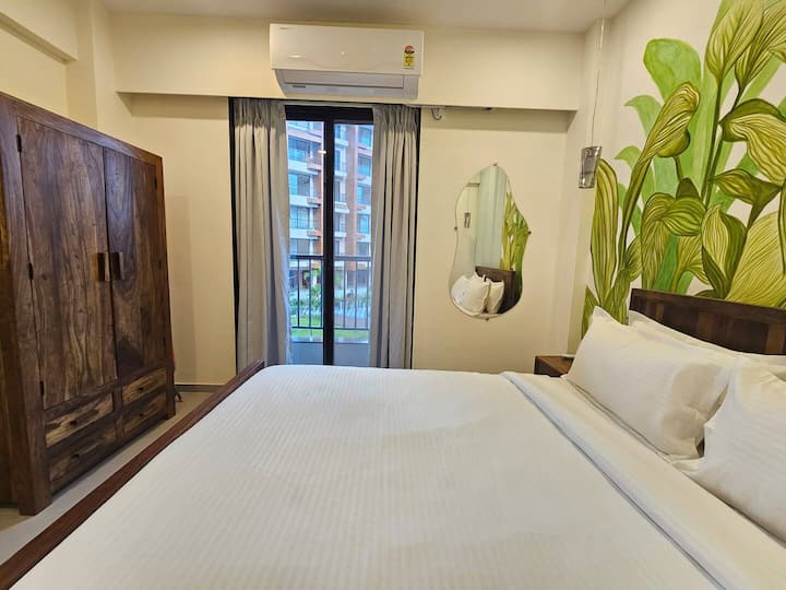 Pumzika katika chumba cha kulala chenye utulivu kilicho na kitanda cha kifahari, mapazia ya kuzima na mwangaza laini. Imebuniwa kwa ajili ya usiku wa mapumziko na asubuhi yenye utulivu.