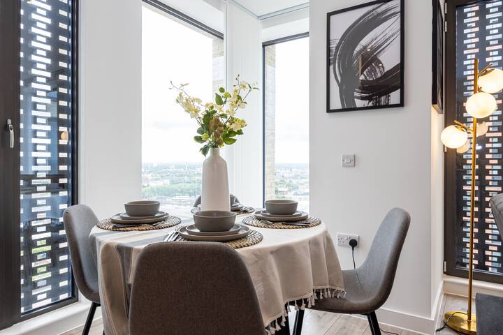 Highrise Heaven| Luxe 2BR City Centre Apartment gallery image 2