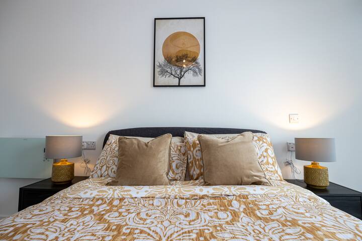 Highrise Heaven| Luxe 2BR City Centre Apartment gallery image 3