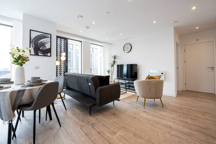 Highrise Heaven| Luxe 2BR City Centre Apartment gallery image 5