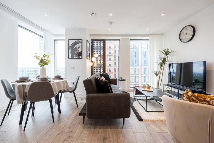 Highrise Heaven| Luxe 2BR City Centre Apartment gallery image 4