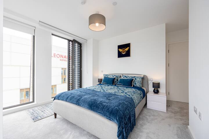 Stylish City Centre | 2BR Urban Retreat gallery image 2