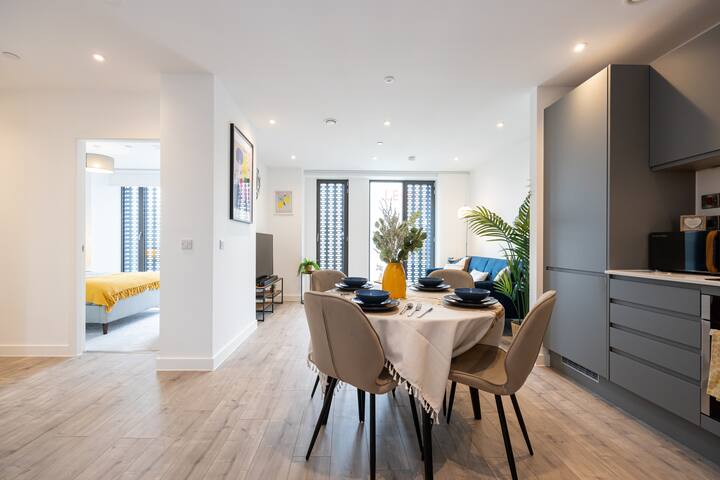 Stylish City Centre | 2BR Urban Retreat gallery image 4